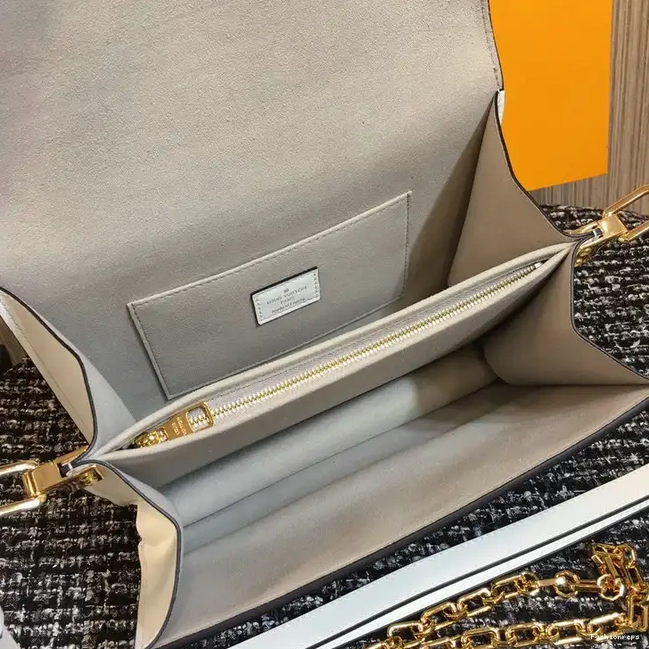 Fashionrepsfam ru 20B570231 Bags LV 0811